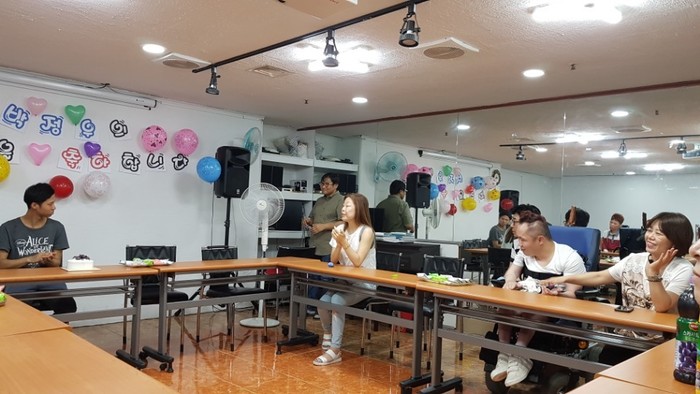 박정우씨가 소장님의 자립축하 덕담을 듣고 있는사진
