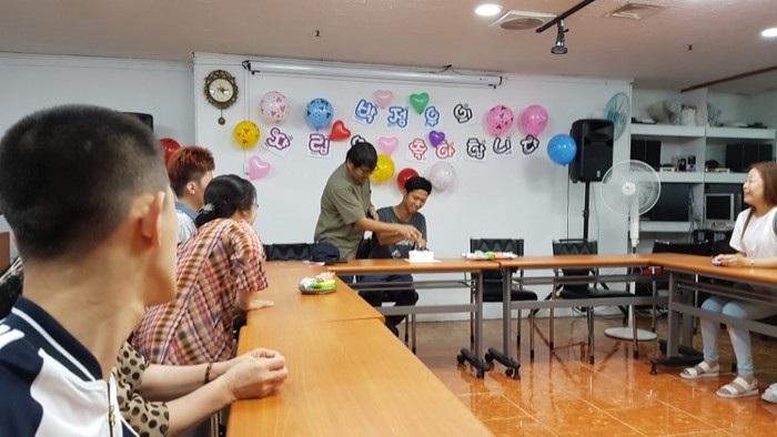 박정우씨가 축하케익 커팅을 하고있는사진