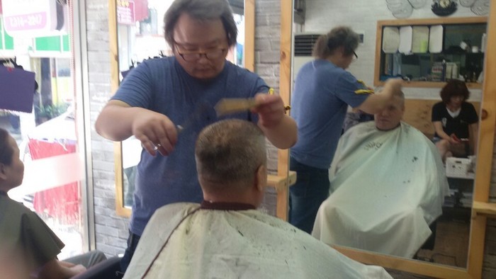전영천님 컷트 후 염색 준비 중 전영천님 컷트 후 염색 준비 중
