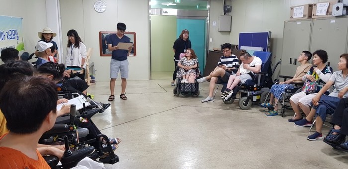 사하센터 보치아 자조모임 회원들과 해운데센터 체험 홈 식구들과 인사 하는 모습 사하센터 보치아 자조모임 회원들과 해운대센터 체험 홈 식구들과 인사 하는 모습