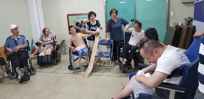 영훈씨 보치아 공을 굴리는 모습 영훈씨 보치아 공을 굴리는 모습