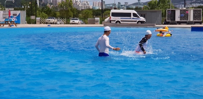 태우씨랑 활동지원인과 함께 물사움을 하는 모습 태우씨랑 활동지원인과 함께 물사움을 하는 모습