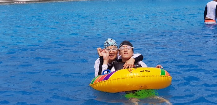 영훈씨 활동지원인과 함께 듀브를 타고 물놀이 하는 모습 영훈씨 활동지원인과 함께 듀브를 타고 물놀이 하는 모습