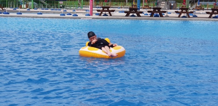 연식씨 듀브에 누워 물놀이를 즐기는 모습 연식씨 듀브에 누워 물놀이를 즐기는 모습