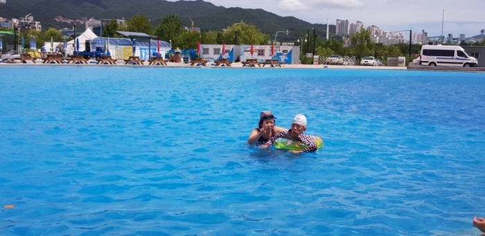 자운씨와 활동지원인과 함께 듀브를 타고 물놀이 하는 모습 자운씨와 활동지원인과 함께 듀브를 타고 물놀이 하는 모습
