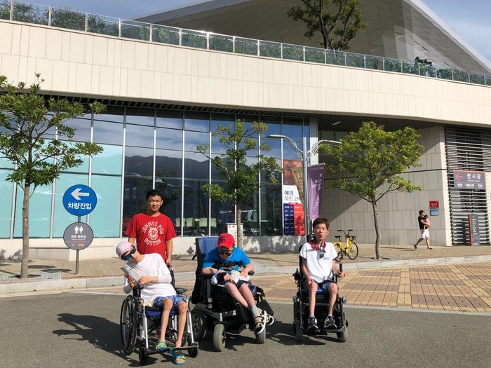 해양박물관 건물 앞에서 김자운,김태우,반영훈,전연식 기념사진