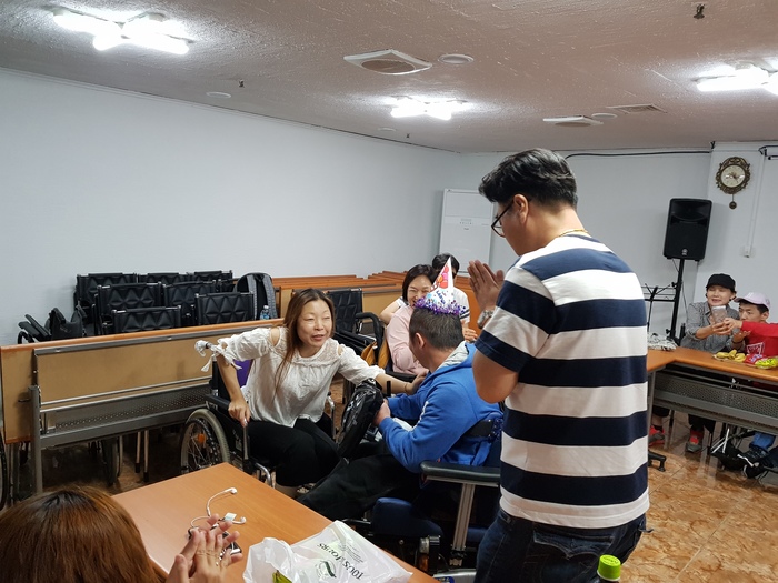 소장님 연식씨 선물 전달하는 모습 소장님 연식씨 선물 전달하는 모습