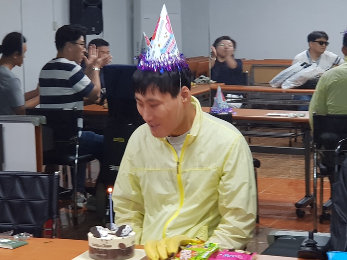 마리두 박강철씨 생일 케익 초불 끄는 모습 마리두 박강철씨 생일 케익 촛불 끄는 모습