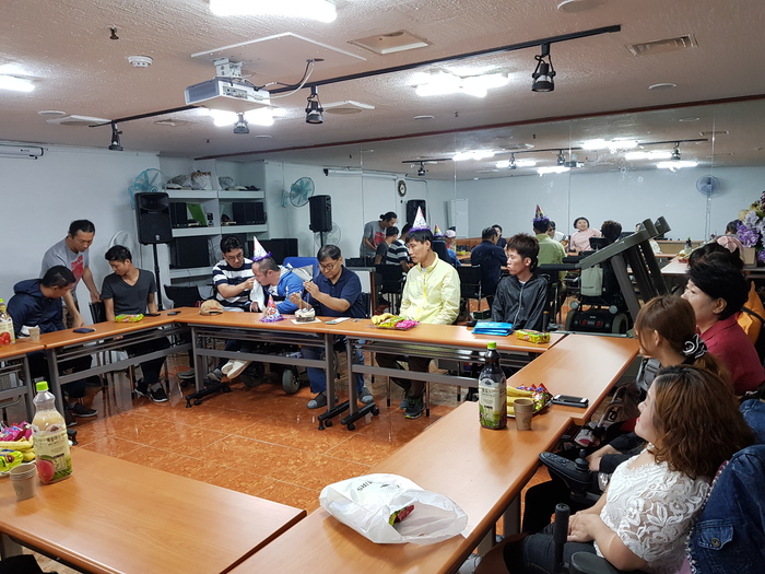 체험 홈 식구들과 센터 직원들과 함께 하는 모습 체험 홈 식구들과 센터 직원들과 함께 하는 모습