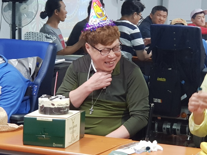마리두 김기한씨 꼬깔 모자 쓰고 생일 케익 끄는 모습 마리두 김기한씨 꼬깔 모자 쓰고 생일 케익 끄는 모습