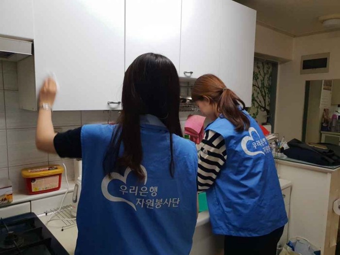 우리은행 여직원2명이 싱크대를 청소하고 있는 사진