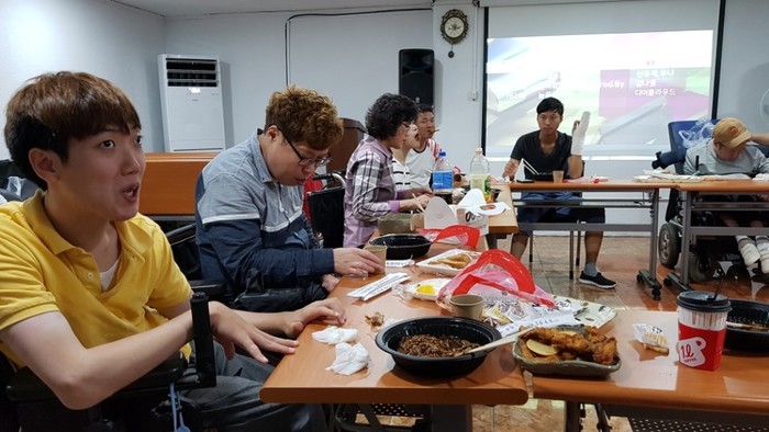 짜장면과 친킨으로 식사를 하고있는 사진