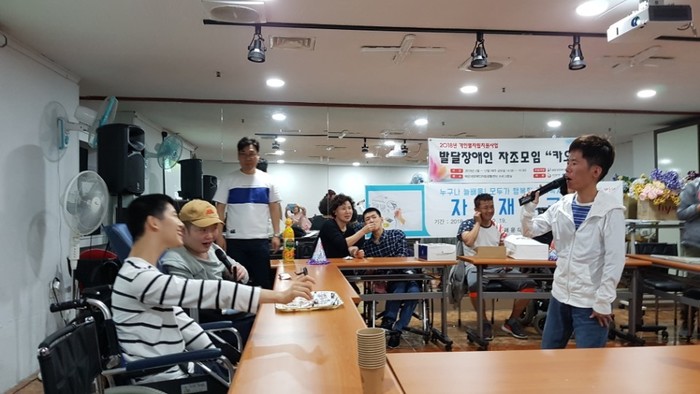 파티에 노래가 빠질 수 없다. 김자운씨가 마이크를 잡고 신나는 노래 열창하는 사진