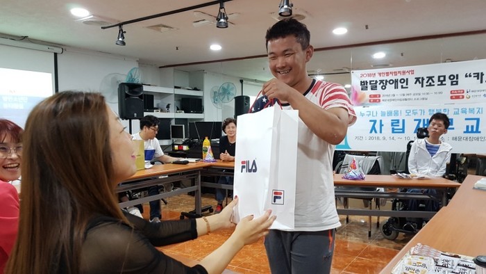 센터 소장의 생일 선물에 함박웃음을 지으며 선물을 받고있는 김태우씨 사진
