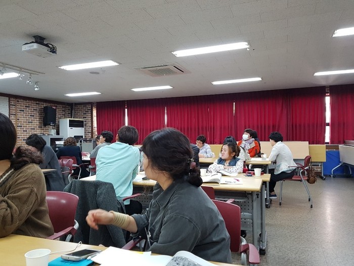부산장복의 실무자교육 뇌병변, 발달장애인의 의사소통 교육을 듣고있는 김윤정, 추미선 사진