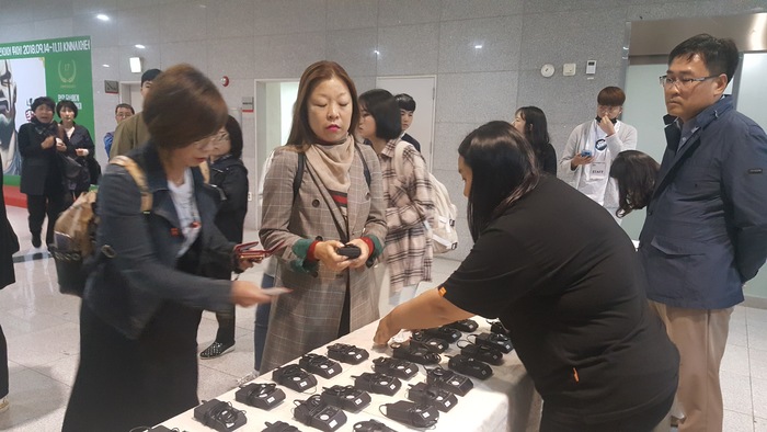 김정미 소장님 수신기 대여 하는 사진 김정미 소장님 수신기 대여 하는 사진