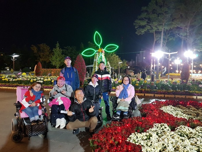 풍차모양 국화조형물 앞 대동, 벽산 체험 홈 식구들 사진