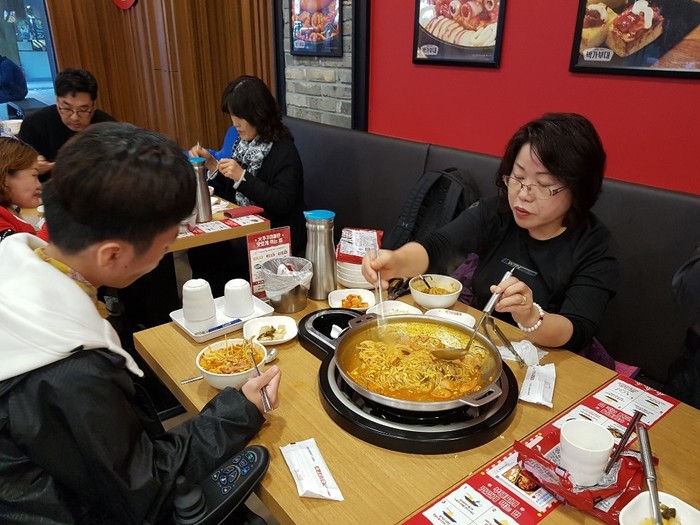 식당에서 저녁을 부대찌게를 먹고있는 체험 홈식구들 사진