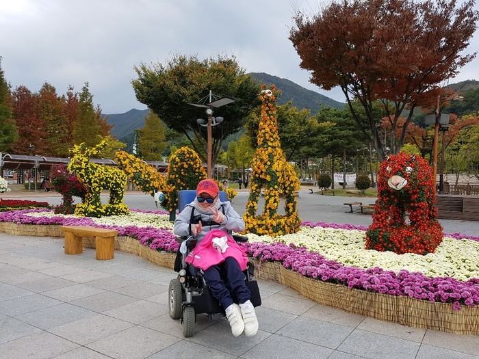 동물모양 국화 조형물 앞 전연식씨 사진