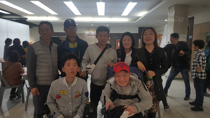 마리원, 마리두, 체험 홈 식구들이 콘서트참여전 기념사진을 찍는 사진