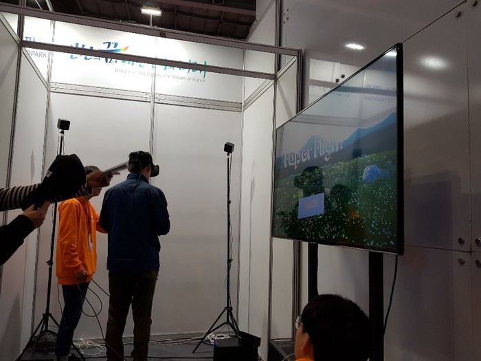 VR 게임을 체험 중인 박강철 사진