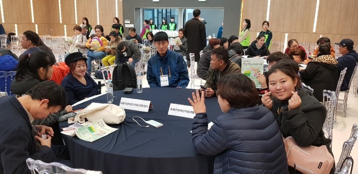 동래장애인자립센터 팀과 함께 앉은 체험 홈 식구들 사진