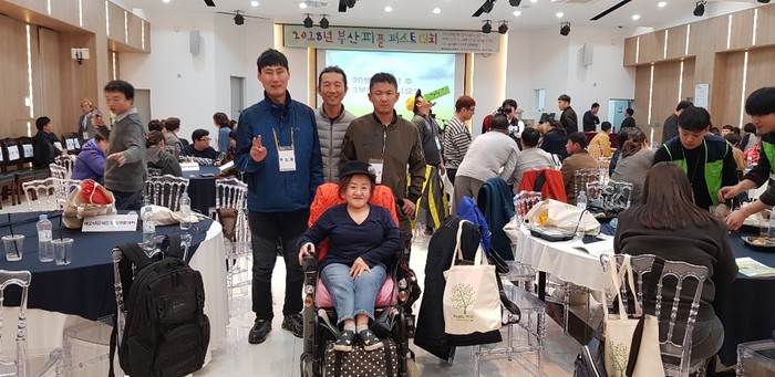 대회중 김태우, 박강철, 김윤정, 박준형씨와 함께 찍은 사진