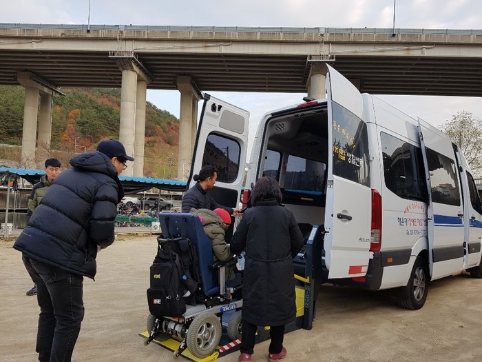 낚시터에 도착하여 쏠라티 특장차 리프터에서 내리고 있는 전연식 사진