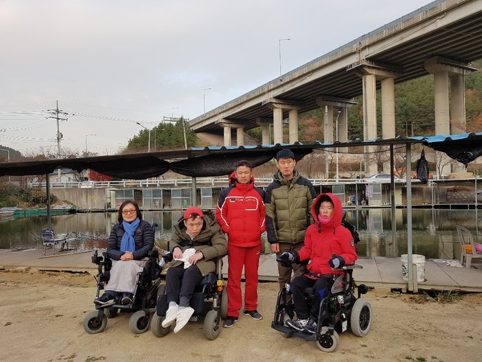 낚시터 배경으로 김자운, 박강철, 김태우, 전연식, 하윤숙 사진