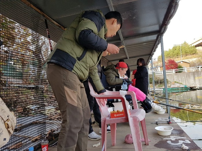 간식으로치킨을 먹고 있는 체험 홈 입주자들 사진