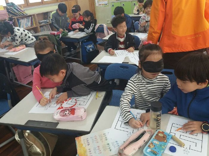 안대를 쓰고 미로찾기를 하고 있는 학생들 모습 안대를 쓰고 미로찾기를 하고 있는 학생들 모습