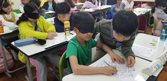 안대를 쓰고 미로찾기 체험을 하는 학생들 모습 안대를 쓰고 미로찾기 체험을 하는 학생들 모습