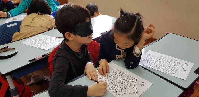 안대를 쓰고 미로찾기를 하고 있는 학생들 모습 안대를 쓰고 미로찾기를 하고 있는 학생들 모습