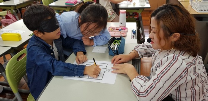미로찾기를 하고 있는 학생들과 옆에서 도와주고 있는 김윤정강사모습 미로찾기를 하고 있는 학생들과 옆에서 도와주고 있는 김윤정강사모습