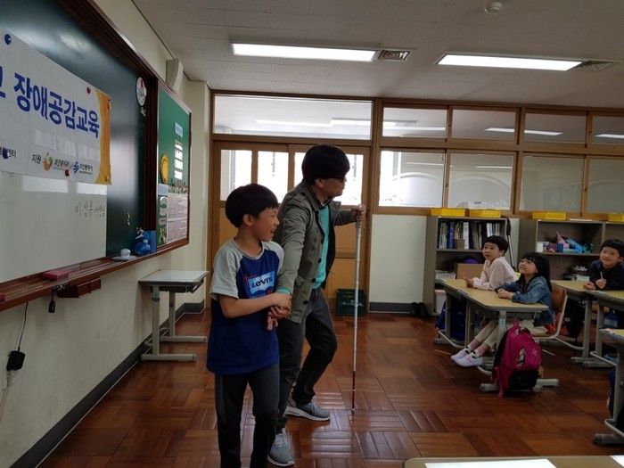 안내보행을 설명하고 있는 이상훈강사모습 안내보행을 설명하고 있는 이상훈강사모습