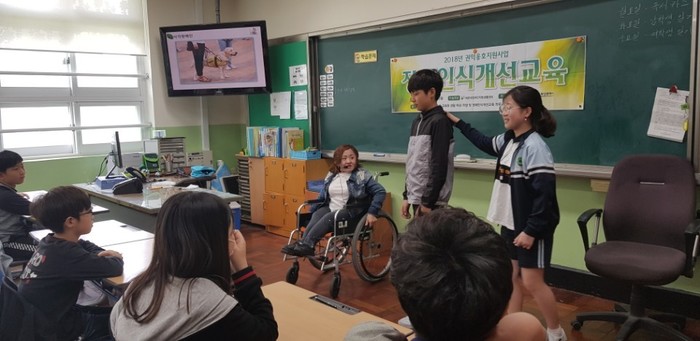학생들끼리 안내보행법 체험하는 모습 학생들끼리 안내보행법 체험하는 모습
