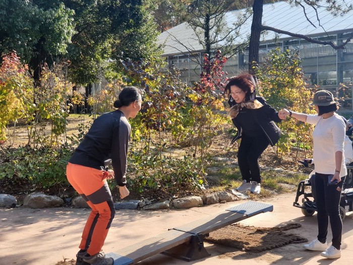 널뛰기 하는 홍묘선님과 박준형님 널뛰기 하는 홍묘선님과 박준형님