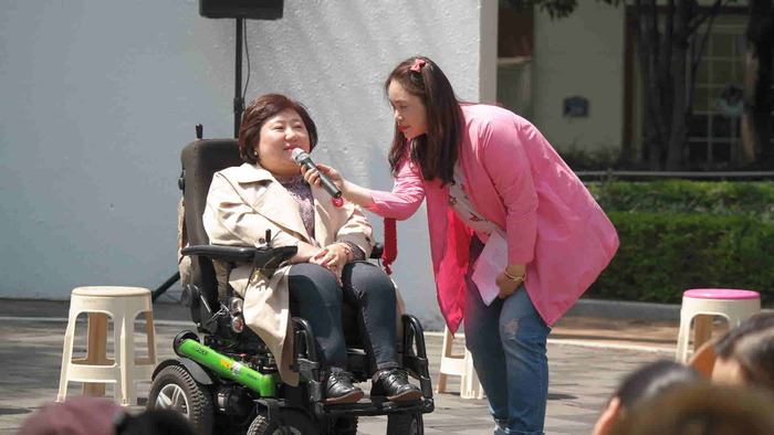 노경수 대표 인사말 하는 중 노경수 대표 인사말 하는 중