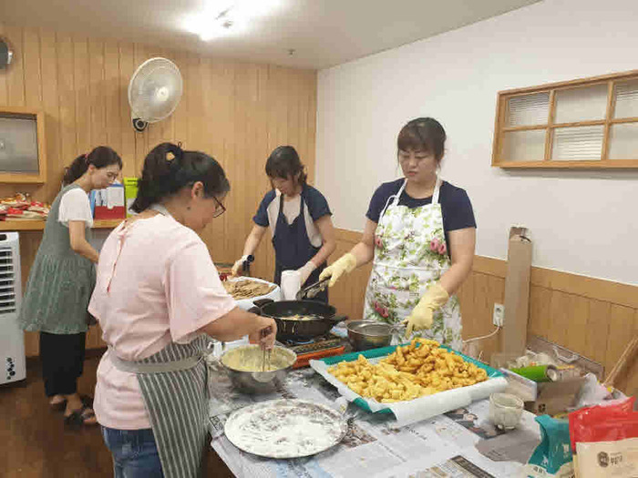 음식을 만드는 자원봉사자들 음식을 만드는 자원봉사자들