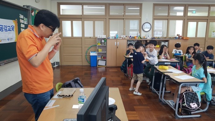 이상훈팀장의 오카리나 연주에 박수를 치고, 춤을 추는 학생들 모습 이상훈팀장의 오카리나 연주에 박수를 치고, 춤을 추는 학생들 모습