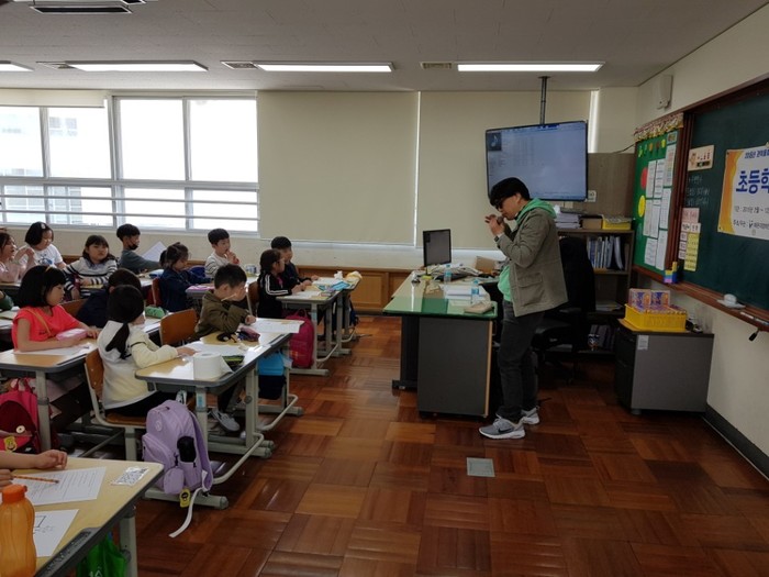오카리나를 연주하고 있는 이상훈 팀장 모습 오카리나를 연주하고 있는 이상훈 팀장 모습