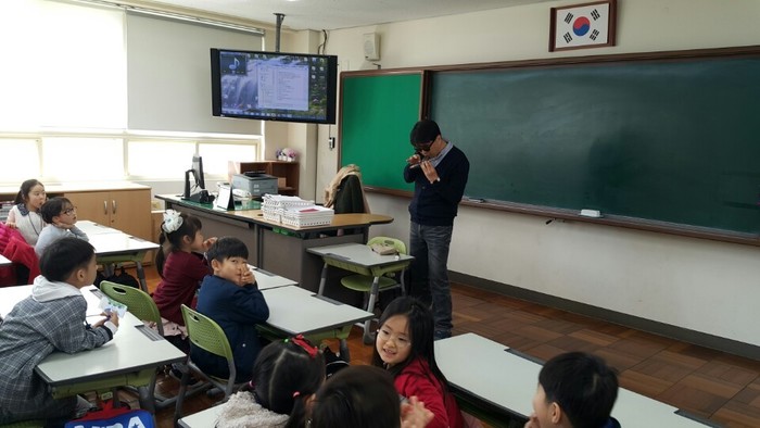 오카리나 연주를 하는 이상훈팀장모습 오카리나 연주를 하는 이상훈팀장모습