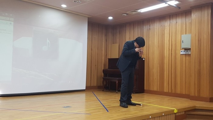 오카리나를 연주하는 이상훈 팀장 모습 오카리나를 연주하는 이상훈 팀장 모습