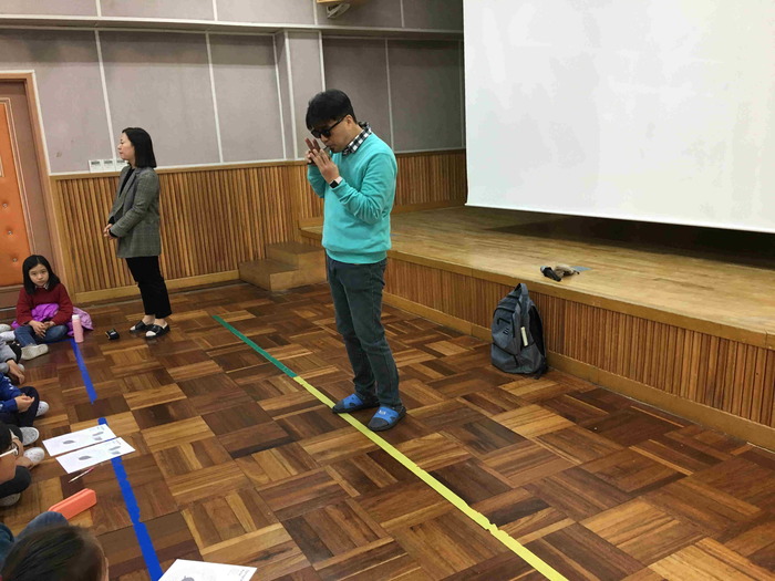 오카리나 연주를 하는 이상훈 팀장모습 오카리나 연주를 하는 이상훈 팀장모습