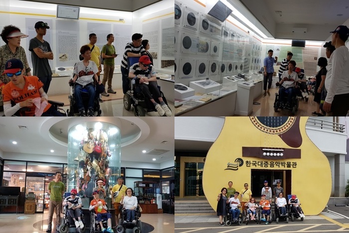 한국대중음악 박물관 관람하는 모습 한국대중음악 박물관 관람하는 모습 사진 4장