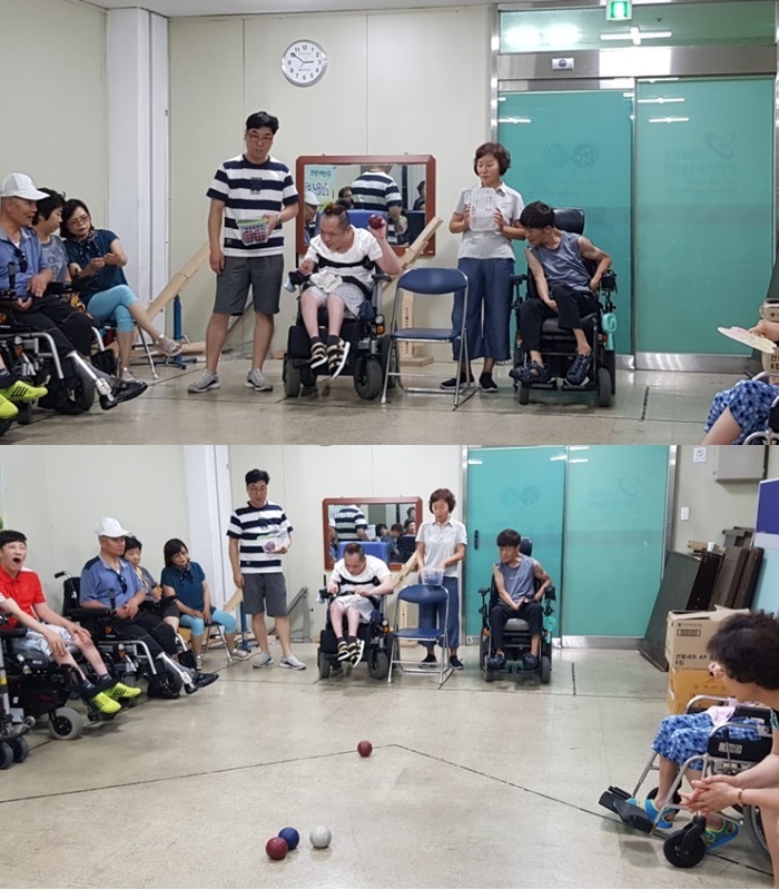 연식씨 보치아 공을 잡고 힘차게 떤지는 모습 연식씨 보치아 공을 잡고 힘차게 던지는 모습 (사진2장)