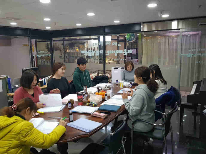 뮤직컬 출연진들 사전 회의 중 뮤직컬 출연진들 사전 회의 중