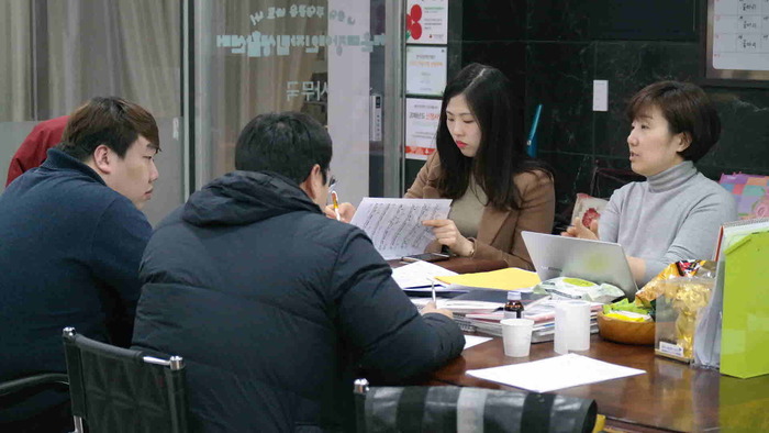 회의하는 감독과 출연진들 회의하는 감독과 출연진들