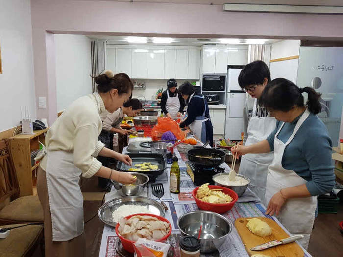 자원봉사자들 음식 만드는 장면 자원봉사자들 음식 만드는 장면