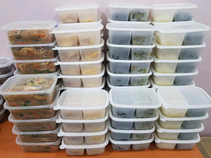 완성된 음식 용기에 담긴 사진 완성된 음식 용기에 담긴 사진